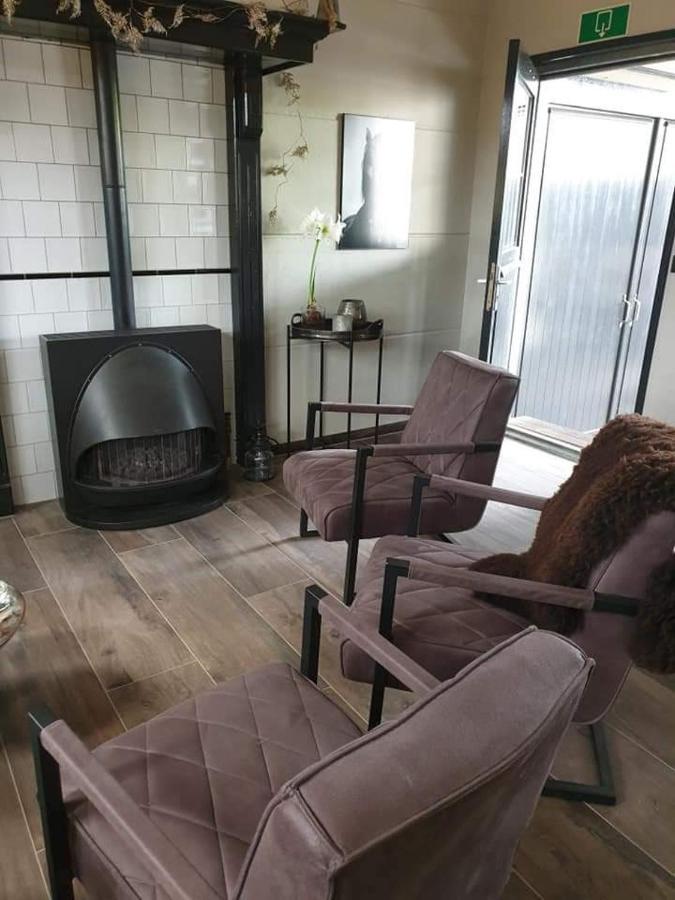 Luxe Gastenkamer Met Living En Keuken Bij Friezen Paarden Stal Pellendijk Westendorp Bagian luar foto