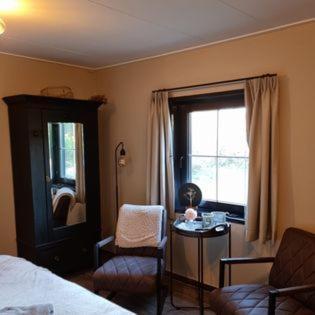 Luxe Gastenkamer Met Living En Keuken Bij Friezen Paarden Stal Pellendijk Westendorp Bagian luar foto