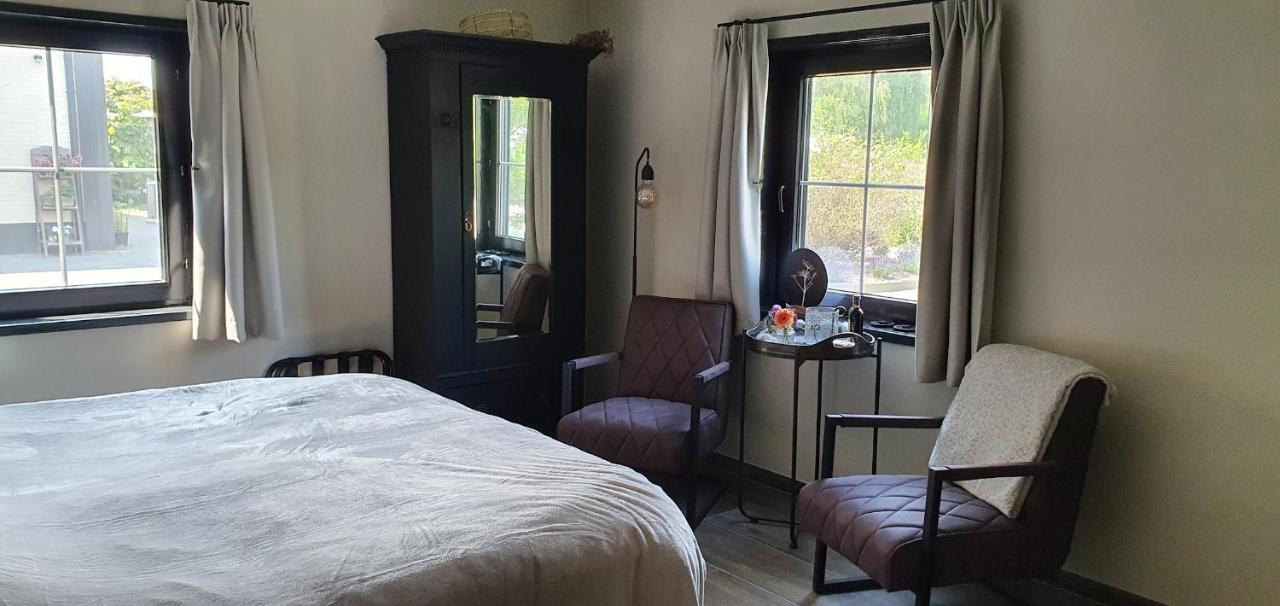 Luxe Gastenkamer Met Living En Keuken Bij Friezen Paarden Stal Pellendijk Westendorp Bagian luar foto