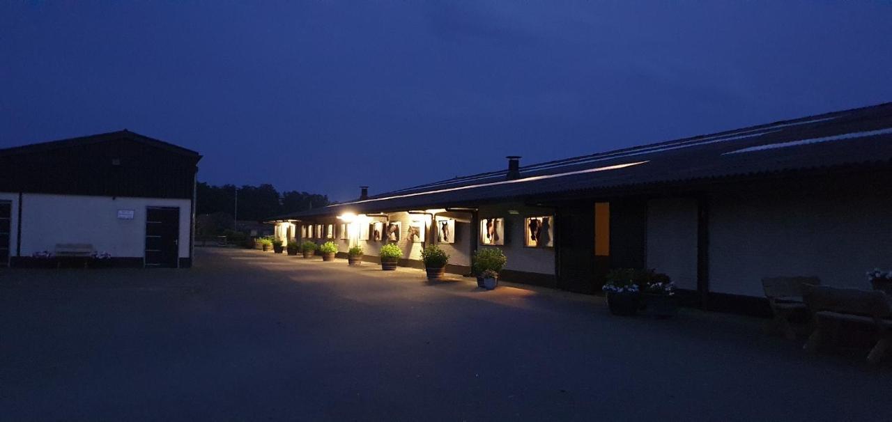 Luxe Gastenkamer Met Living En Keuken Bij Friezen Paarden Stal Pellendijk Westendorp Bagian luar foto
